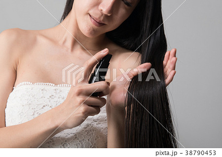 ヘアケア　美容　ビューティー　ロングヘア　若い女性 38790453