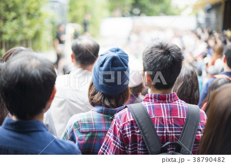 ショーを見守る観客達 38790482