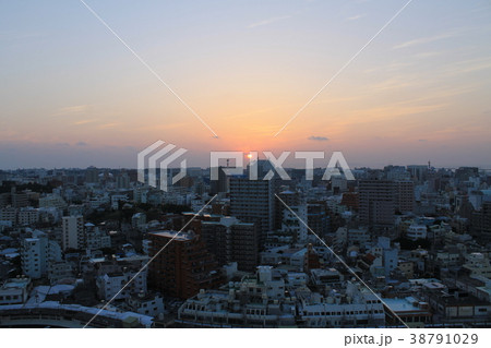 沖縄県那覇市の街と夕陽の風景 沖縄県那覇市の街と夕陽の風景 38791029