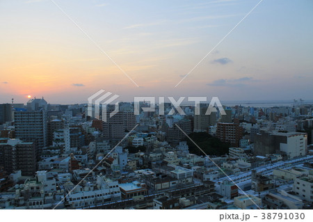 那覇の街並みと夕焼けの景色 那覇の街並みと夕焼けの景色 38791030