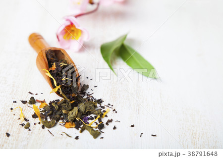 tea with flower petals, tea leaves and sakura 38791648