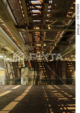 鉄橋の下の光と影 鉄橋の下の光と影 38792968