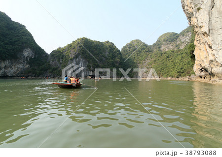 ハロン湾の奇岩巡り ハロン湾の奇岩巡り 38793088