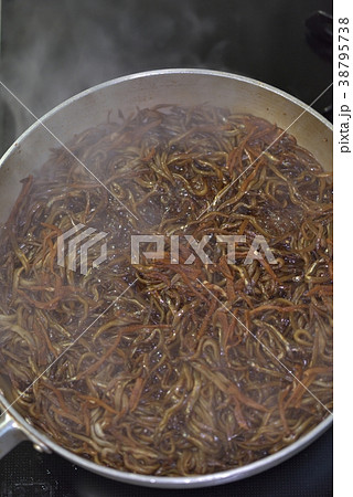イカナゴの釘煮　料理進行中 38795738