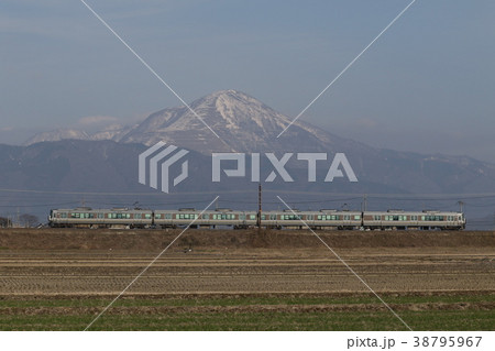 223系電車と伊吹山 223系電車と伊吹山 38795967