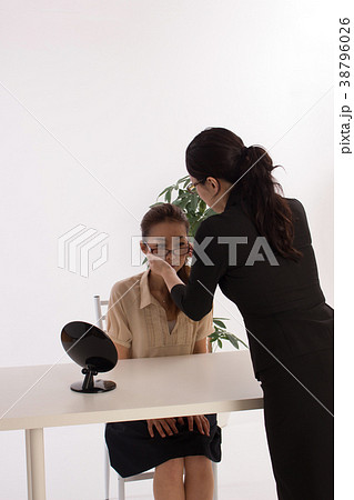 眼鏡屋さんで調整をしてもらう女性 38796026