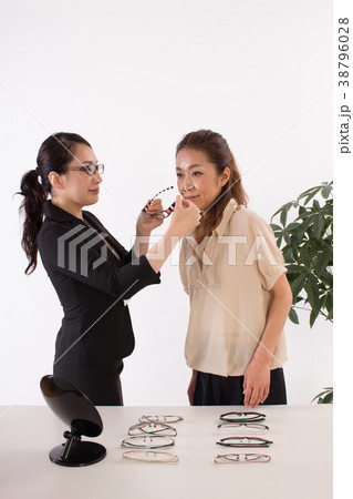 眼鏡屋さんで調整をしてもらう女性 38796028
