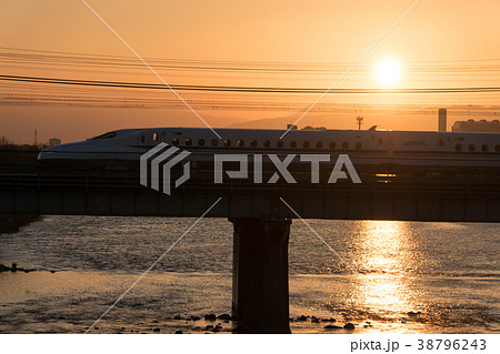 夕日と東海道新幹線N700系 38796243