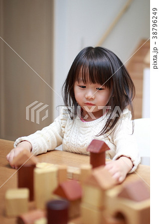 積木 積み木 子供 女の子 おもちゃ 玩具 散らかす 散乱 育児 子育て ライフスタイル 園児 の写真素材 積木 積み木 子供 女の子 おもちゃ 玩具 散らかす 散乱 育児 子育て ライフスタイル 園児 の写真素材