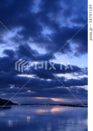 写り込む雲 38797194