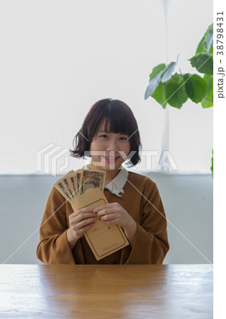 お給料に喜ぶ女性 38798431