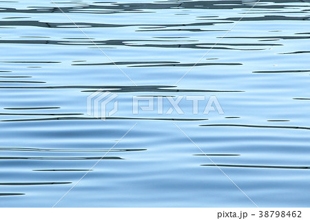 揺らぐ海面　海面　水面　波 38798462