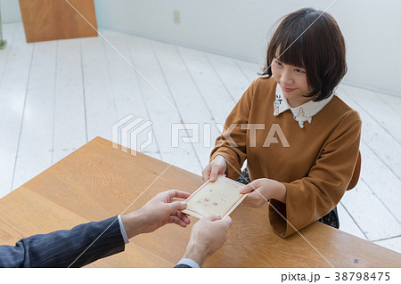 給料を受け取る女性 給料を受け取る女性 38798475