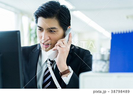 ビジネスマン オフィス スーツ 電話の写真素材