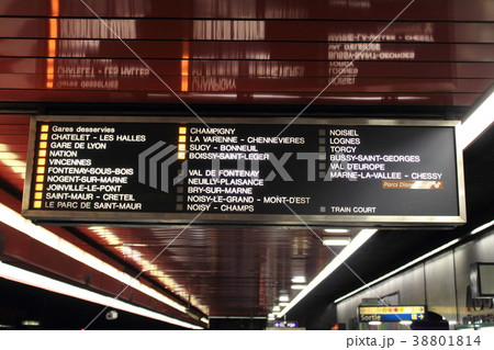 パリ:AUBER駅の行き先表示板:A線 パリ:AUBER駅の行き先表示板:A線 38801814