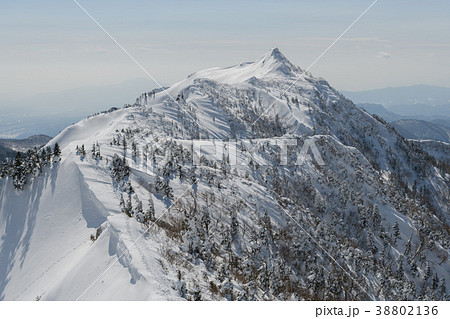 武尊山から剣ヶ峰山へ向かう登山道から見た剣ヶ峰山 38802136
