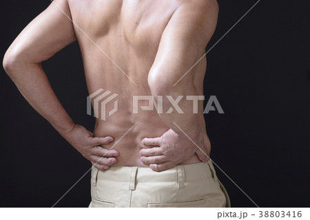 腰痛で苦しむ男性 腰痛で苦しむ男性 38803416