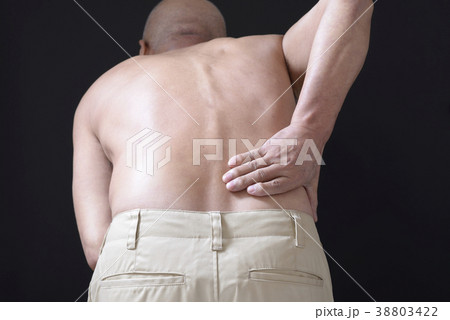 腰痛で苦しむ男性 腰痛で苦しむ男性 38803422