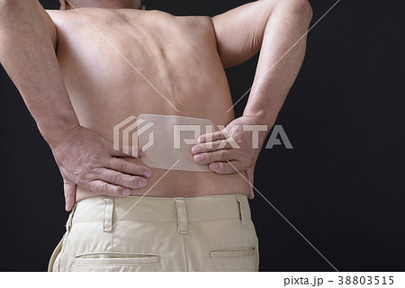 腰痛の男性に湿布薬 腰痛の男性に湿布薬 38803515