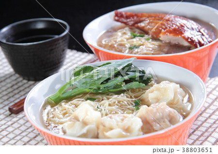 noodles with meat in soup 38803651