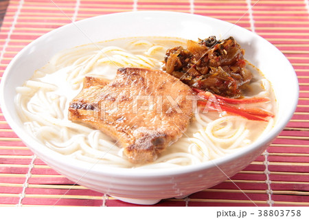 noodles with meat in soup 38803758
