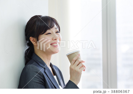 リラックスする女性社員 リラックスする女性社員 38806367