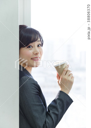 リラックスする女性社員 リラックスする女性社員 38806370