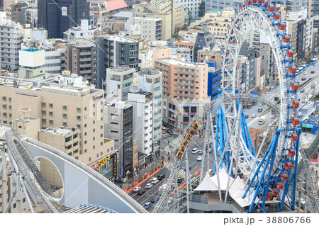 都市風景 東京ドームシティー 観覧車とジェットコースター 都市風景 東京ドームシティー 観覧車とジェットコースター 38806766