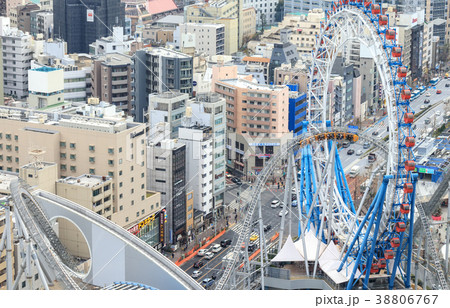 都市風景 東京ドームシティー 観覧車とジェットコースター 都市風景 東京ドームシティー 観覧車とジェットコースター 38806767