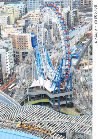 都市風景 東京ドームシティー 観覧車とジェットコースター 都市風景 東京ドームシティー 観覧車とジェットコースター 38806768