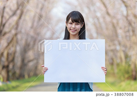 公園でメッセージボードを持つ若い女性 春 公園でメッセージボードを持つ若い女性 春 38807008