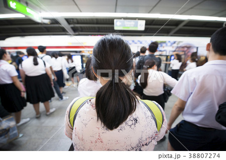電車を待つ女性 電車を待つ女性 38807274