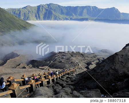 雲海を背景にブロモ山火口への階段を上る観光客　（ブロモ・テンゲル・スメル国立公園）　インドネシア　 38807318