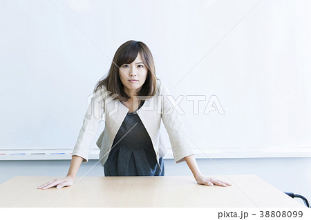 ビジネスウーマン　　働く若い女性　 38808099