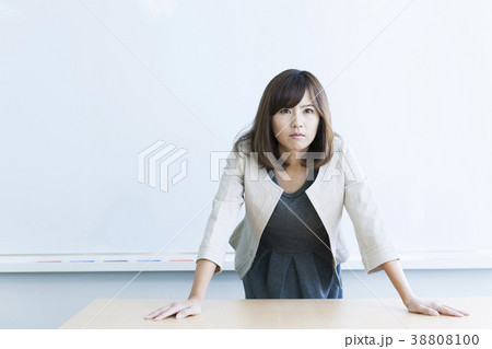 ビジネスウーマン 働く若い女性 ビジネスウーマン 働く若い女性 38808100
