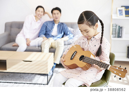 感情 下を向く 東洋人 38808562