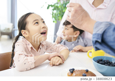 少女 子供 女性 38808623