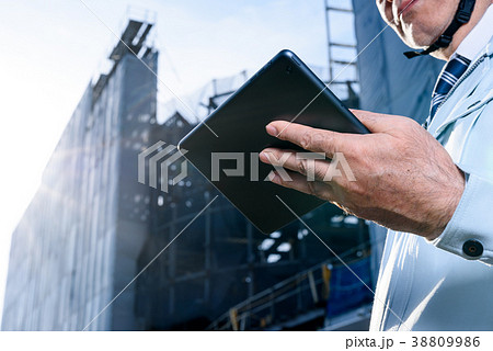 工事現場でタブレットを見る作業員 現場監督 工事現場でタブレットを見る作業員 現場監督 38809986