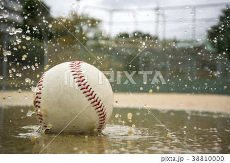 野球 雨 濡れたボールの写真素材