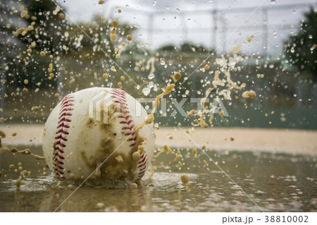 野球 雨 濡れたボールの写真素材