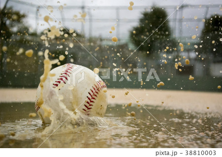 野球 雨 濡れたボールの写真素材