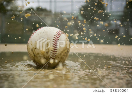 野球 雨 濡れたボールの写真素材