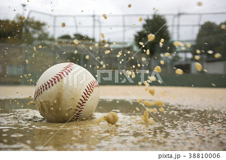 野球 雨 濡れたボールの写真素材