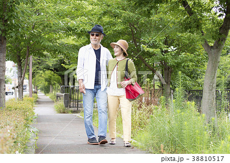 散歩をするシニア夫婦 38810517