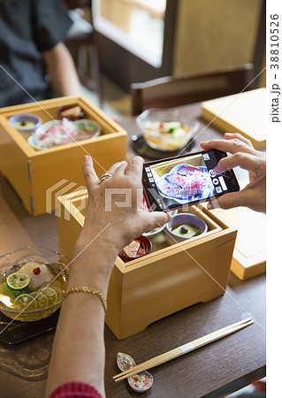 料理の写真を取るシニア女性 料理の写真を取るシニア女性 38810526