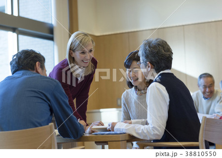 シニアの英会話スクール 38810550