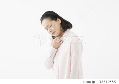 喉の調子が悪いシニアの女性 喉の調子が悪いシニアの女性 38810555