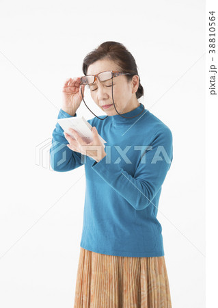 老眼イメージ（シニアの女性） 38810564