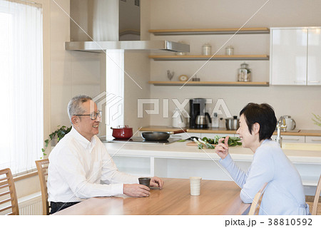 向かい合って会話をしている老夫婦 向かい合って会話をしている老夫婦 38810592