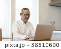 ノートパソコンを使うシニアの男性 38810600